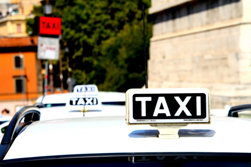 taxis-BRAS-min_taxi_auto_rome_road_white-1051610